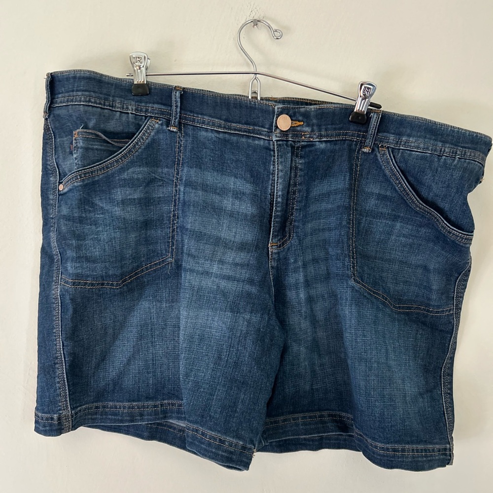 Lee Total Freedom 7” Jean Shorts (22W)